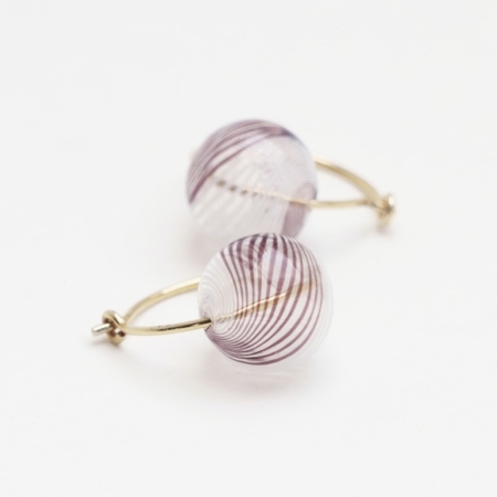 Bubble Hoop - eggplant/white catz - håndlavede smykker fra eget værksted