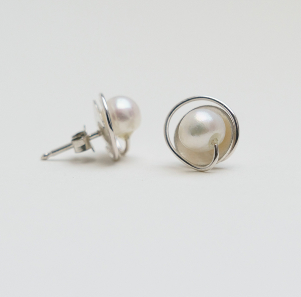 Perle på Snor - sølv ørestikker