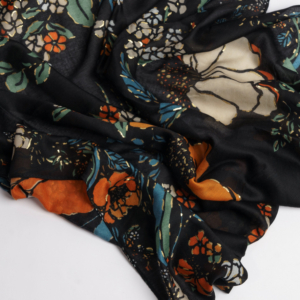 Tørklæde med blomster - sort