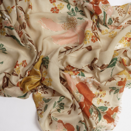 Tørklæde med blomster - beige