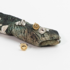 Dotted Button - Ørestikker - catz håndlavede smykker fra eget værksted