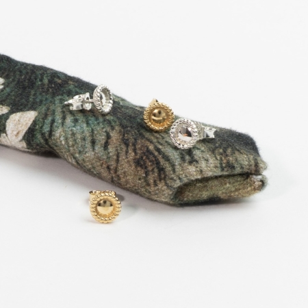 Dotted Button - Ørestikker - catz håndlavede smykker fra eget værksted