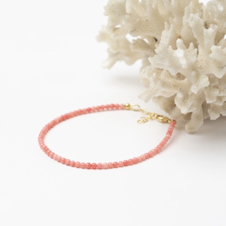 tiny-pink-coral-armbaand-catz-haandlavede-smykker