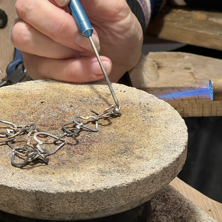 upcycling-af-gammelt-guld-hos-catz-svendborg